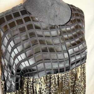 NWT Anis A Chic Black & Gold Silk Blend Patterned Flounce Blouse Sz S Boutique